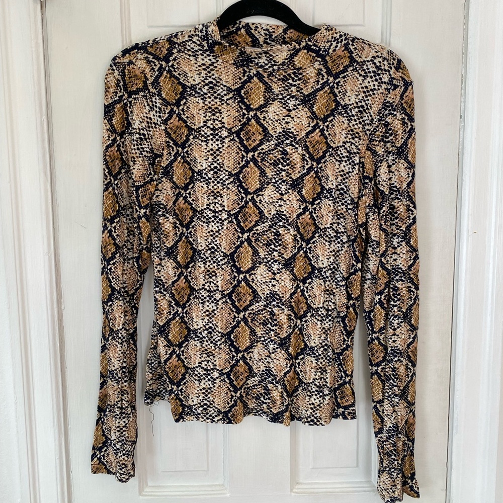 Snake skin pattern long sleeve turtle neck